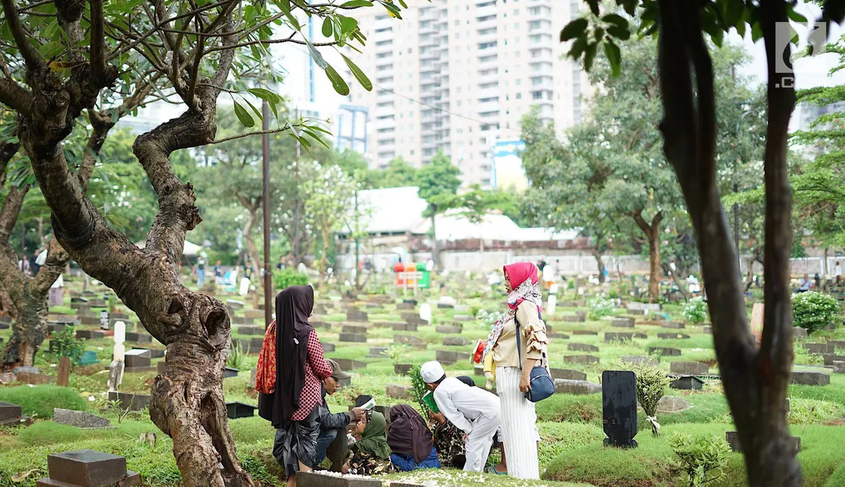 Warga memanjatkan doa di TPU Karet Bivak, Jakarta, Sabtu (4/5). Menjelang Bulan Ramadan, sejumlah TPU di Ibukota ramai dikunjungi warga untuk berziarah yang menjadi tradisi setiap tahun. (Liputan6.com/Immanuel Antonius)