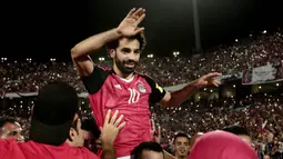Bintang Mesir, Mohammed Salah, digotong saat merayakan keberhasilan lolos ke Piala Dunia 2018 di Stadion Borg El Arab, Alexandria, Senin (8/10/2017). Mesir lolos ke Piala Dunia setelah absen sejak gelaran tahun 1990. (AP/Nariman El-Mofty)