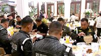 Para Pengawal makan bersama Jokowi dan Iriana