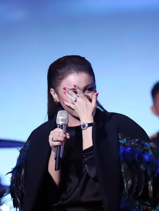 Kenangan 20 tahun silam membuat penyanyi Rossa tak kuat menahan air matanya. Banyak kenangan ia dapatkan bersama Ungu saat sedang merintis karier. (Nurwahyunan/Bintang.com)