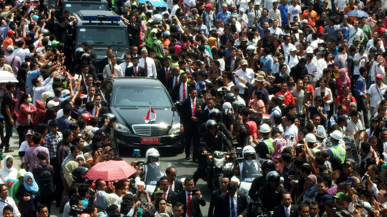 Rakyat menunggu Jokowi di bundaran HI