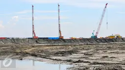 Mesin penimbun tampak kokoh berdiri di atas hamparan pasir berada di Teluk Jakarta, Muara Angke, (17/4). Lokasi yang dulunya mejadi tempat nelayan mencari ikan berubah menjadi dataran dari proyek Reklamasi Teluk Jakarta. (Liputan6.com/Yoppy Renato)