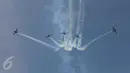 Aksi aerobatik udara Jupiter Aerobatic Team (JAT) dalam perayaan HUT TNI AU ke-71 di Bandara Halim Perdanakusuma, Jakarta, Minggu (9/4). Dalam atraksi ini sebanyak 1.600 personel TNI AU dan 132 pesawat dilibatkan. (Liputan6.com/Faizal Fanani)