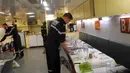 Pekerja menyiapkan makanan diruang makan untuk para awak kapal kapal selam nuklir Triumphant "Le Vigilant", Brest, Perancis (21/10). Ketika kapal menyelam, para awak dikunci dalam lambung kapal selam selama 2-3 bulan di laut. (AFP /Valérie Leroux)