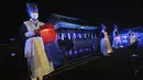 Penampil yang mengenakan masker memegang lentera selama Festival Budaya Kerajaan di Istana Gyeongbok, Seoul, Korea Selatan, Rabu (14/10/2020). Festival warisan budaya selama sebulan yang mengeksplorasi istana dan budaya kerajaan Korea Selatan dimulai pada 10 Oktober 2020. (AP Photo/Ahn Young-joon)