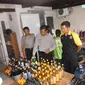 Polisi menggerebek rumah penjual miras oplosan di Bekasi (Liputan6.com/ Rahmat Hidayat)