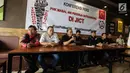 Ketum SP JICT Hazris Malsyah (ketiga kiri) memberikan pernyataan di Jakarta, Selasa (26/12). Dalam keterangannya mereka menolak PHK Massal pekerja Outsourcing di JICT dan meminta penghapusan Outsourcing di wilayah pelabuhan. (Liputan6.com/Faizal Fanani)