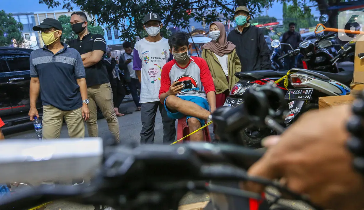 Warga antre menunggu pesanan sepeda yang sedang dirakit di Toko Sepeda Maju Royal, Cipondoh, Kota Tangerang, Kamis (11/6/2020). Menjelang new normal, toko sepeda yang buka pada pukul 16.00 - 01.00 dinihari mulai diburu warga yang mencari sepeda lipat. (Liputan6.com/Fery Pradolo)