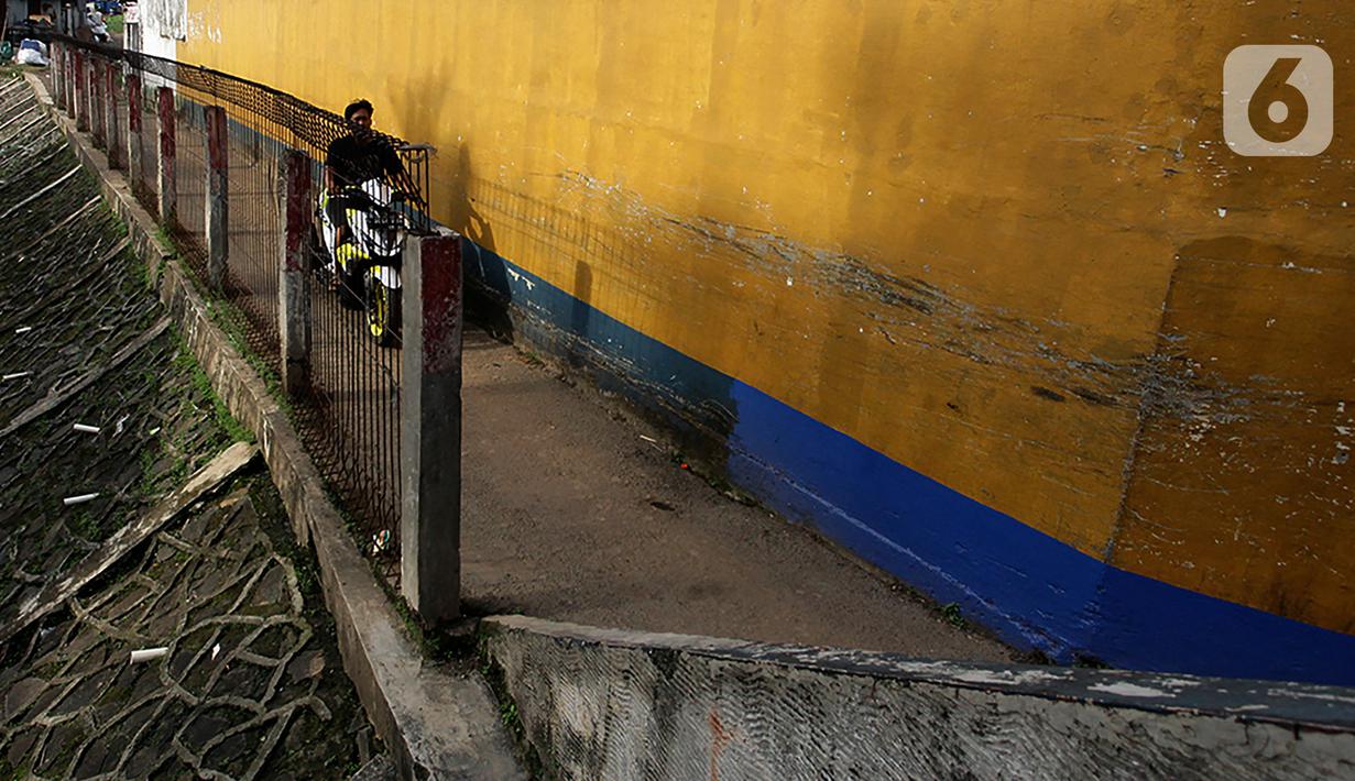 Pengendara sepeda motor melintasi jalur alternatif di belakang Kompleks Patra Jasa, Jakarta Selatan, Rabu (1/3/2023). Jalur alternatif seperti gang, jalan kecil, maupun jalan tembusan menjadi pilihan bagi pengendara sepeda motor untuk menghindari kemacetan di jalan-jalan protokol Ibu Kota. (Liputan6.com/Johan Tallo)