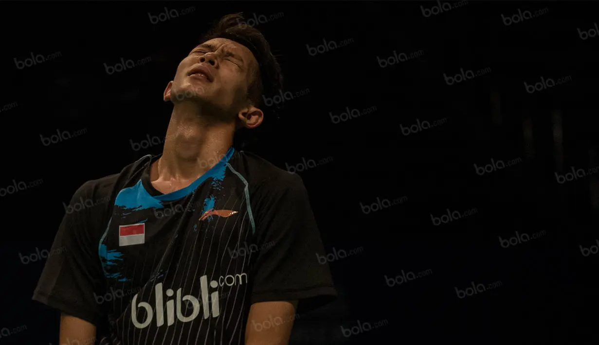 Tunggal putra Indonesia, Bayu Pangisthu, tampak kecewa usai takluk 14-21 dan 6-21 dari tunggal putra Malaysia, Goh Soon Huat, pada kualifikasi BCA Indonesia Open 2016. (Bola.com/Vitalis Yogi Trisna)