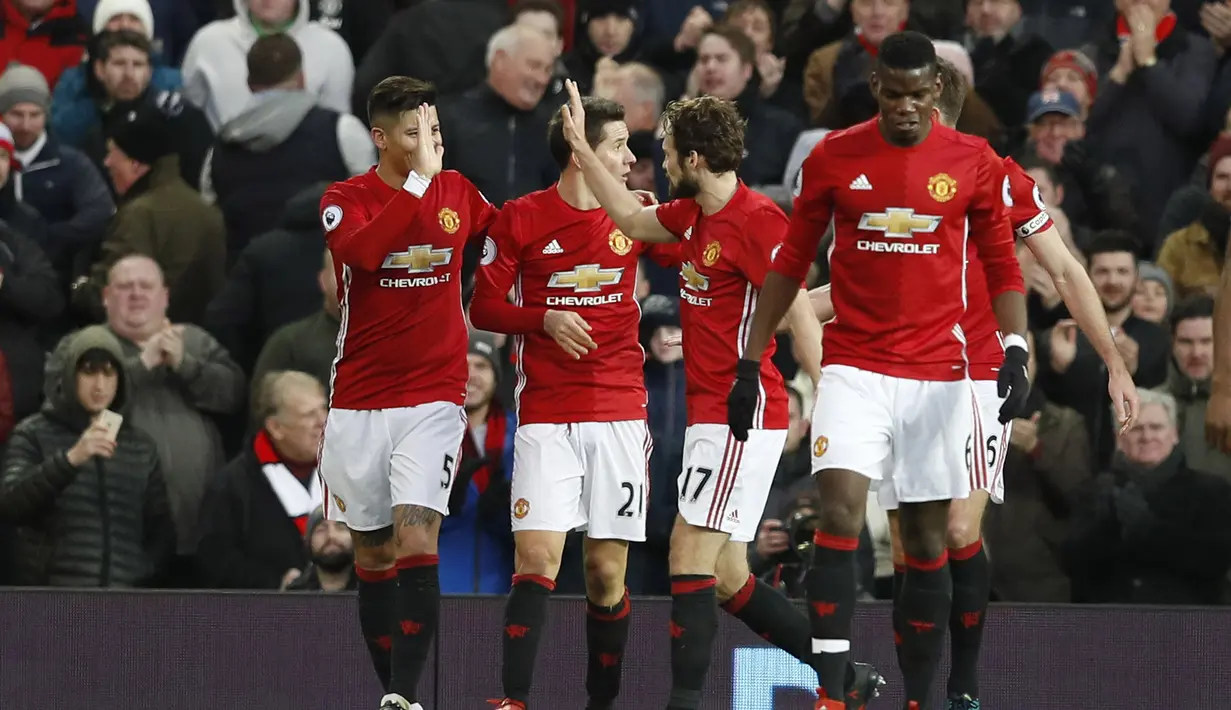 Para pemain Manchester United merayakan gol Daley Blind (tengah) saat melawan Sunderland pada lanjutan Premier League di Old Trafford Stadium, (26/12/2016). (Reuters/Phil Noble)