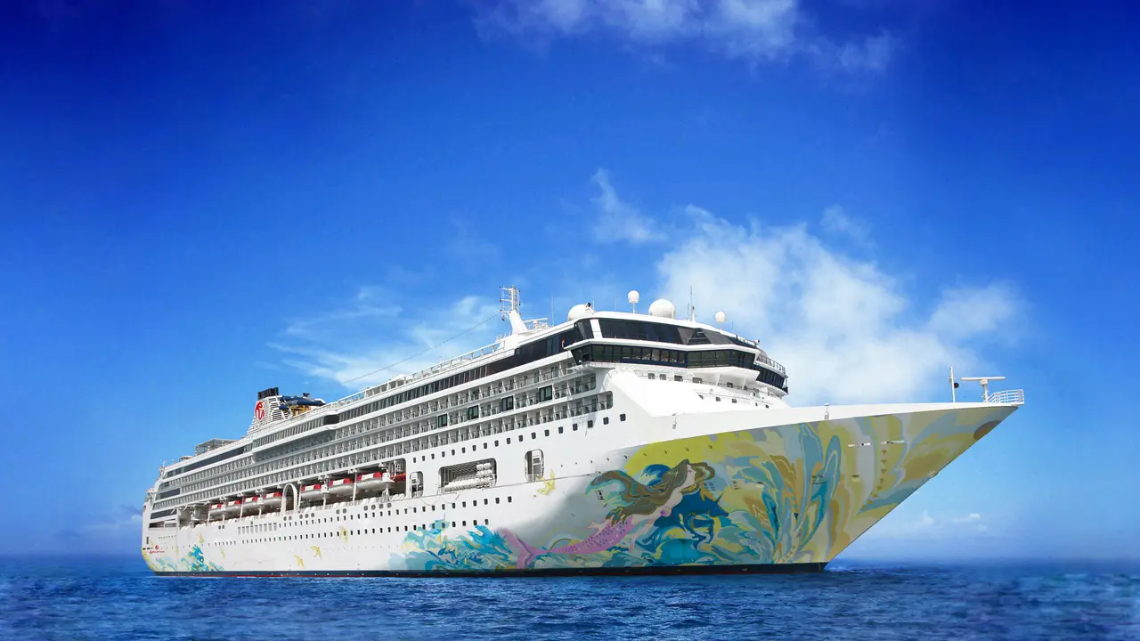 Berlabuh di Indonesia untuk Pertama Kalinya! Rasakan Pengalaman Wisata Pesiar Tak Terlupakan di Atas Resorts World Cruises
