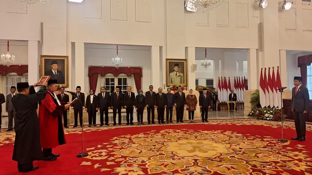 Presiden Joko Widodo atau Jokowi menyaksikan pengucapan sumpah dan janji Asrul Sani sebagai Hakim Mahkamah Konstitusi (MK) RI di Istana Negara, Jakarta, Kamis (18/1/2024). (Lizsa Egeham).