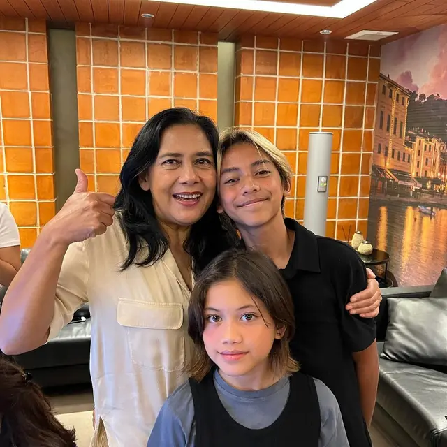 Potret Cantik 6 Seleb Indo Bersama Cucu, Awet Muda walau sudah Jadi Nenek