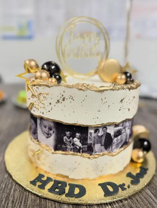 Lewat unggahan akun Instagram-nya, Farah memamerkan potret kue ultah Charles yang bertuliskan "HBD Dr. Jost". Seperti diketahui, suami Farah berprofesi sebagai dokter spesialis jantung. Kue ultahnya tersebut dihiasi potret masa kecil Charles yang sudah terlihat tampan sejak lahir. (Liputan6.com/IG/@farahquinnofficial)