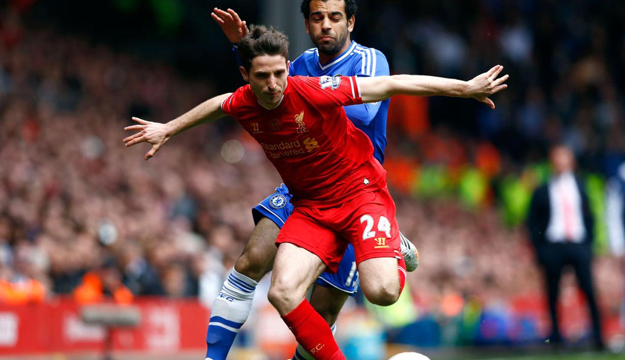 Joe Allen (Liverpool - depan) mencoba menghalangi pergerakan Mohamed Salah saat berlaga di Liga Primer Inggris di stadion Anfield, Liverpool, (27/4/2014). (REUTERS/Darren Staples)