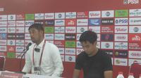 Pelatih Dewa United, Nilmaizar (kiri) berbicara kepada awak media usai laga kontra PSIS Semarang dalam lanjutan Piala Presiden 2022, Jumat (17/6/2022). (Bola.com/Hery Kurniawan)