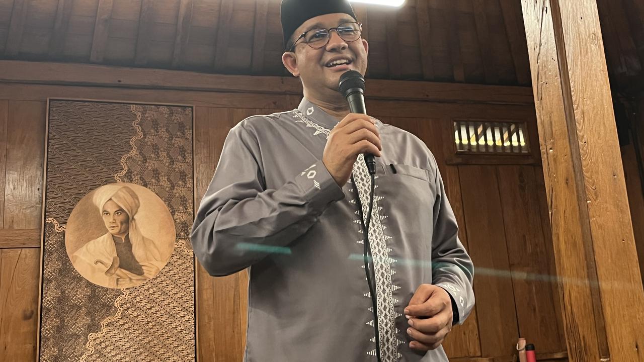 Calon presiden (capres) nomor urut satu Anies Baswedan usai menggelar open house di Lebak Bulus, Jakarta Selatan, Rabu (10/4/2024).