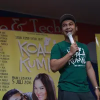 "Ya diisi dengan kegiatan yang positif aja ya. Layaknya orang (pasangan) normal lainnya," tutur Raditya. (Galih W Satria/Bintang.com)