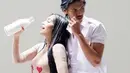 Penyanyi Denada memegang botol berisi air susu dengan seorang pria di video klip terbarunya. Banyak yang mengomentari gaya Denada terlalu vulgar di video klip tersebut. (Instagram/@denadaindonesia)