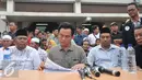 Yusril Izha Mahendra memeriksa surat-surat dari warga Kampung Luar Batang, Jakarta, Rabu (6/4). Yusril akan mendampingi warga Kampung Luar Batang untuk menolak rencana revitalisasi Pemprov DKI Jakarta. (Liputan6.com/Gempur M Surya) 