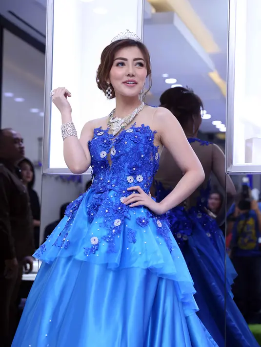 Ditempat yang sama, istri Suryono itu menyampaikan keinginannya untuk berhijab. Banyak yang menilai kalau dirinya berhijab, terlihat semakin cantik. (Nurwahyunan/Bintang.com)