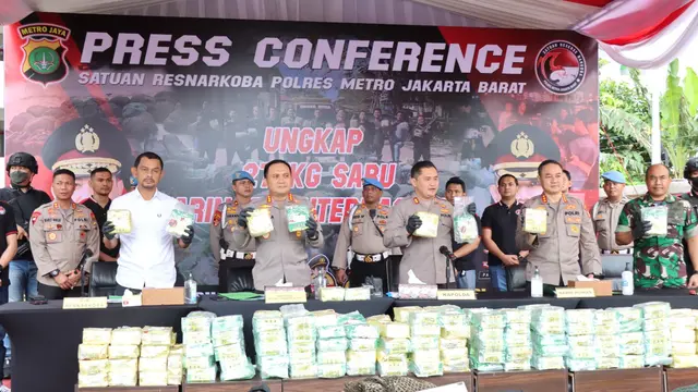 Kapolda Metro Jaya, Irjen Fadil Imran bersama jajaran Polres Metro Jakarta Barat (Jakbar) dalam konferensi pers kasus narkotika jaringan Internasional di Kantor Polres Metro Jakarta Barat pada Kamis (23/2/2023).