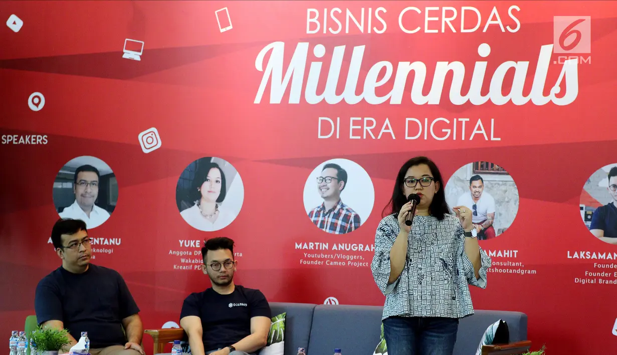Anggota DPRD DKI Jakarta Yuke Yurike menjadi pembicara dalam diskusi 'Bisnis Cerdas Millennials di Era Digital' di Jakarta, Sabtu (24/2). Diskusi ini digagas oleh Banteng Muda Indonesia (BMI). (Liputan6.com/JohanTallo)
