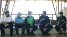 Menteri BUMN Erick Thohir (kedua kanan) dan Dirut Bank Mandiri Darmawan Junaidi (kiri) berbincang dengan perwakilan para petani di Pamarican, Ciamis Minggu (13/6/2021). Selain bantuan 14 Hand Tractor Bank Mandiri juga menyerahkan hammer mill senilai total Rp600Juta. (Liputan6.com/HO/Mandiri)