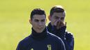Ekspresi Ronaldo saat melakukan latihan jelang laga lanjutan grup H Liga Champions yang berlangsung di stadion Stade de Suisse, kamis (13/12). Juventus akan berhadapan dengan tuan rumah Young Boys. (AFP/Marco Bertorello)