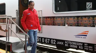 Presiden Joko Widodo turun dari kereta setibanya di Stasiun Cibatu, Garut, Jawa Barat, Jumat (18/1). Jokowi beserta Ibu Negara Iriana Joko Widodo bertolak menuju Garut untuk meninjau reaktivasi jalur kereta api Cibatu-Garut. (Liputan6.com/Angga Yuniar)