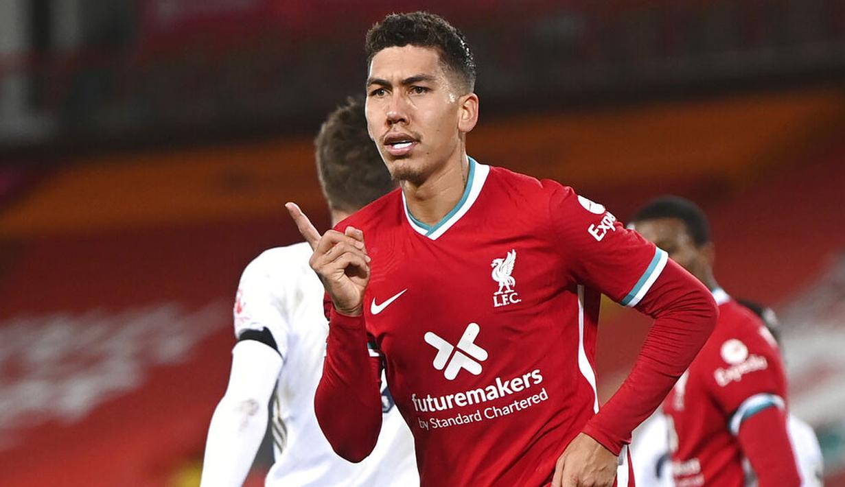 Striker Liverpool, Roberto Firmino, melakukan selebrasi usai mencetak gol ke gawang Leicester City pada laga Liga Inggris di Stadion Anfield, Senin (23/11/2020). Liverpool menang dengan skor 3-0. (Laurence Griffiths/Pool via AP)