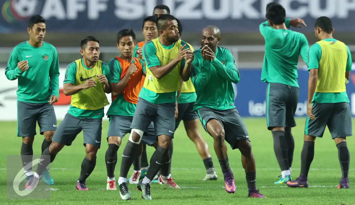 Pemain Timnas Indonesia, Boaz Salossa (ketiga kanan) beradu body dengan Zulham Zamrun saat latihan resmi final Piala AFF 2016 di Stadion Pakansari, Bogor, Selasa (13/12). Indonesia akan menjamu Thailand, Rabu (14/12). (Liputan6.com/Helmi Fithriansyah)