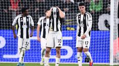 Pemain Juventus tak mampu menutupi kekecewaan setelah dipermalukan VfB Stuttgart di matchday ketiga Liga Champions. (AFP/Marco Bertorello)