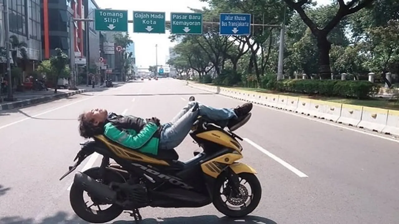 6 Aksi Driver Ojek Online saat Sepi Penumpang di Jalanan Ini Bikin Heran