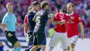 Pertandingan berjalan panas dan terjadi beberapa keributan, termasuk yang menyebabkan Fred dikartu merah. Atletico Madrid menang berkat gol Joao Felix pada menit ke-86. (AP/NTB Scanpix/Stian Lysberg Solum)