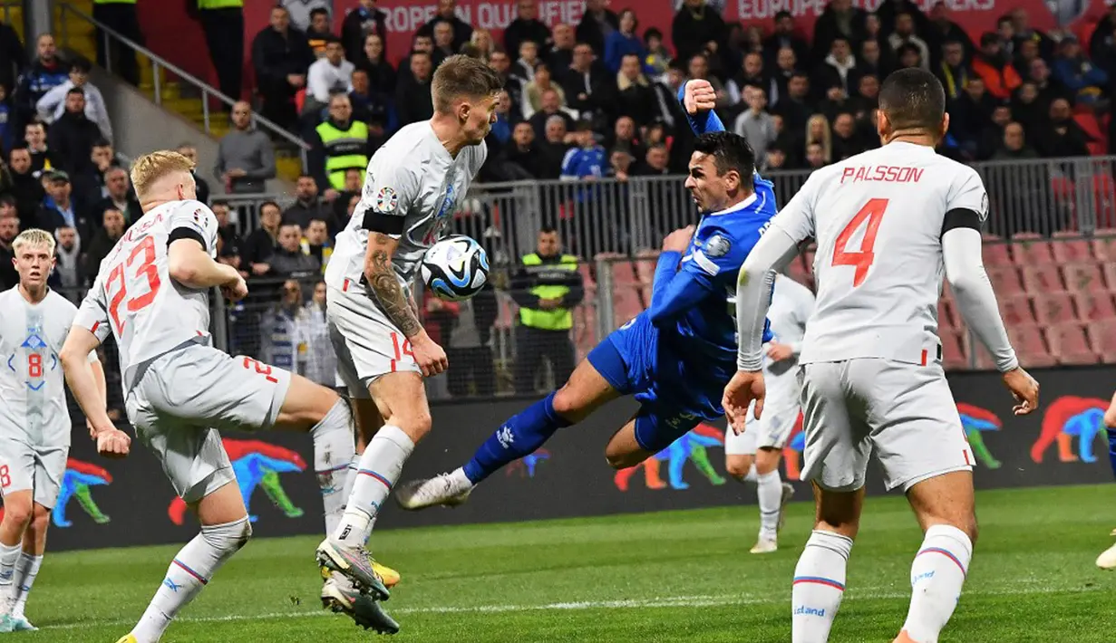 Pemain Bosnia and Herzegovina Smail Prevljak (tengah) bertarung memperebutkan bola dengan pemain Islandia Daniel Leo Gretarsson (kedua kiri) pada pertandingan sepak bola Grup J Kualifikasi Euro 2024 di Stadion Bilino Polje, Zenica, Bosnia and Herzegovina, Kamis (23/3/2023). (ELVIS BARUKCIC/AFP)