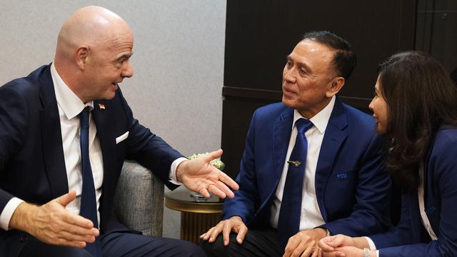 Presiden FIFA dan Ketum PSSI Main Sepakbola Baren