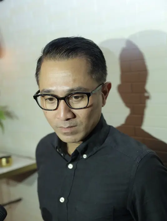"Aku nggak mau. Dari dulu memang sudah menyatakan diri bukan orang yang ada di wilayah itu. Jadi berkarya saja di film dan bicaranya lewat film," ungkap Lukman Sardi, di Sampoerna Strategic, Jakarta Selatan, Senin (17/10). (Galih W. Satria/Bintang.com)