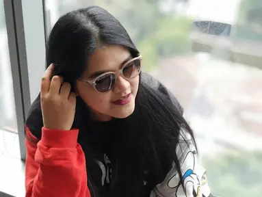 Selain melindungi dari terik sinar matahari, kacamata juga mampu menunjang penampilan semakin memukau. Meski penampilan Kahiyang terlihat santai dengan sweater, kacamata hitamnya mampu membuat penampilannya semakin trendi layaknya remaja. (Liputan6.com/IG/@ayanggkahiyang)