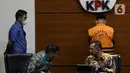 Wakil Ketua KPK, Nurul Ghufron (kanan) usai membacakan konstruksi perkara yang menjerat Kepala Kantor Wilayah (Kakanwil) Badan Pertanahan Nasional (BPN) Provinsi Riau, M Syahrir di di Gedung KPK, Jakarta, Kamis (1/12/2022). KPK menahan Syahrir untuk masa penahanan pertamanya selama 20 hari ke depan. (Liputan6.com/Helmi Fithriansyah)