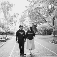 Penampilan Kaesang pun dilengkapi dengan celana panjang warna hitam. Dipermanis dengan cap dan sneakers yang membuat penampilannya kian seperti mahasiswa. [@erinagudono/@kaesangp].