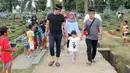 Billy Syahputra ajak anak yatim piatu mendoakan kakaknya Olga Syahputra jelang Ramadan. Rabu (16/5/2018) Billy mengajak puluhan anak yatim mengunjungi makam Olga.  (Deki Prayoga/Bintang.com)
