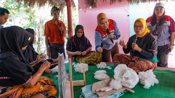 Pertamina Patra Niaga Dukung Perempuan Lombok Merajut Masa Depan Lewat Mina Tenun