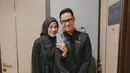 Selain berswafoto, pasangan selebriti ini juga mengabadikan momen istimewa itu dengan mirror selfie. Tak hanya sekadar tampil serasi, keduanya juga memancarkan aura kebahagiaan yang membuat penampilan mereka semakin menawan. (Liputan6.com/IG/@ichasoebandono)
