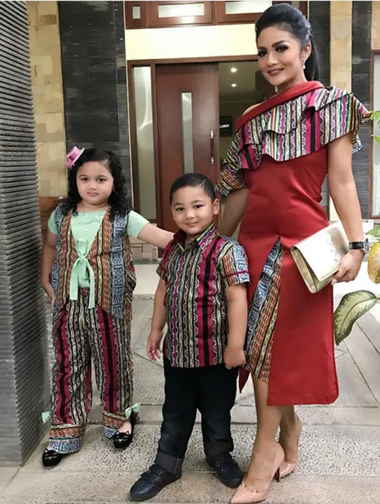 Sebagai seorang ibu, ia mengaku sangat bahagia karena bisa menjalankan perannya dalam merawat serta mendidik anak-anaknya. (Instagram/krisdayantilemos)