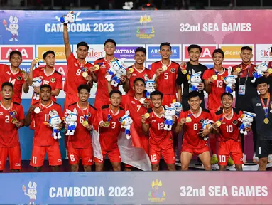 Timnas Indonesia merayakan raihan medali emas di podium setelah memenangkan pertandingan final sepak bola putra melawan Thailand dalam SEA Games ke-32 di Phnom Penh pada 16 Mei 2023. (Nhac NGUYEN/AFP)