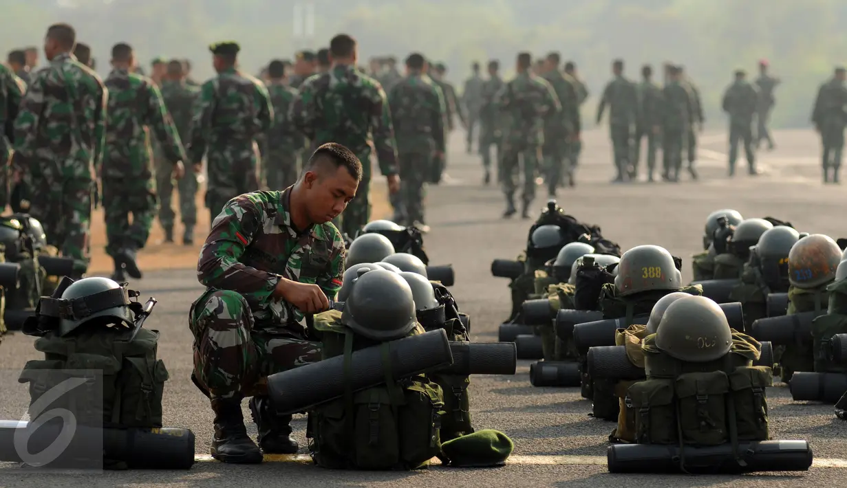 Prajurit Kostrad yang tergabung dalam Satgas Pemadaman Kebakaran Hutan dan Lahan bersiap menuju Sumatera Selatan dari Lanud Halim Perdanakusuma Jakarta, Kamis (22/10/2015). Satgas ini akan bertugas selama dua bulan. (Liputan6.com/Helmi Fithriansyah)