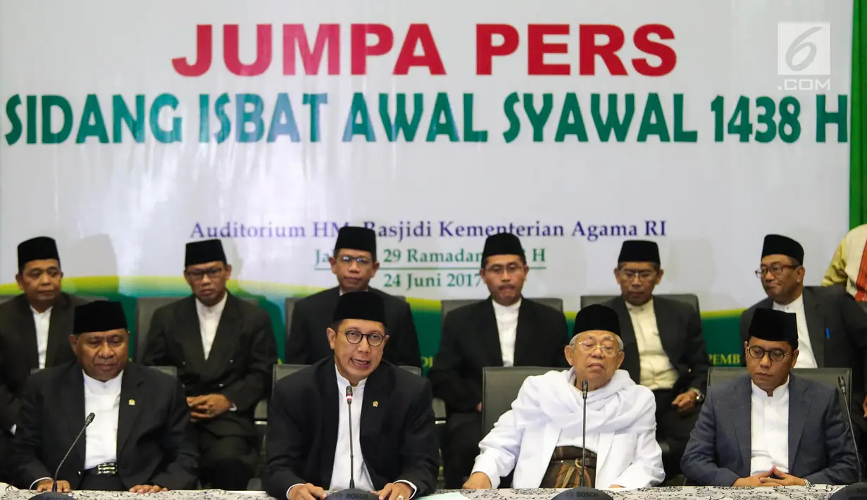Menteri Agama Lukman Hakim Saifuddin, Ketua MUI Maruf Amin, perwakilan dari ormas Islam dan instansi trekait memberikan keterang pers penetapan 1 Syawal 1438 H di Kementerian Agama, Jakarta, Sabtu (24/6). (Liputan6.com/Faizal Fanani)