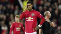 Penyerang Manchester United, Marcus Rashford, tampak kecewa usai ditaklukkan Manchester City pada laga Piala Liga Inggris di Stadion Old Trafford, Rabu (8/1/2020). Manchester United kalah 1-3 dari Manchester City. (AP/Jon Super)